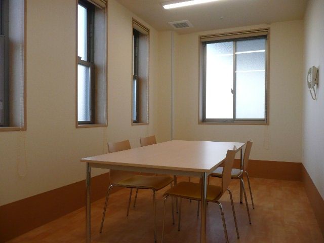 明るい会議スペース 多目的室 自然光が差し込む明るい空間では、テーブルを囲んでの会話や様々な活動が可能です。