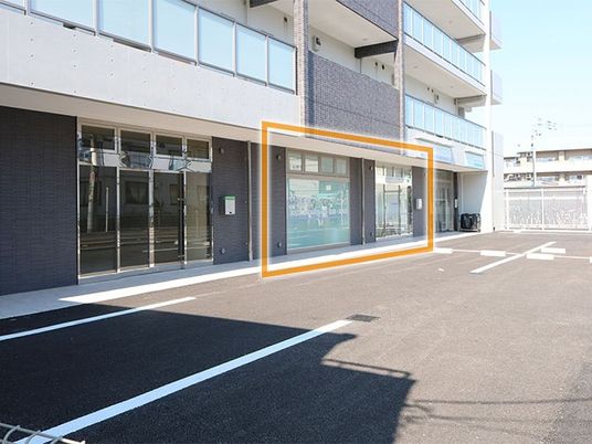 建物正面の外観  
