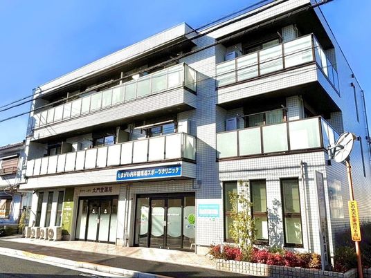 3階建ての建物外観  
