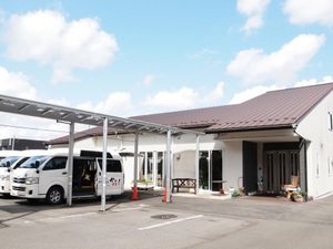 送迎車が停まる外観  