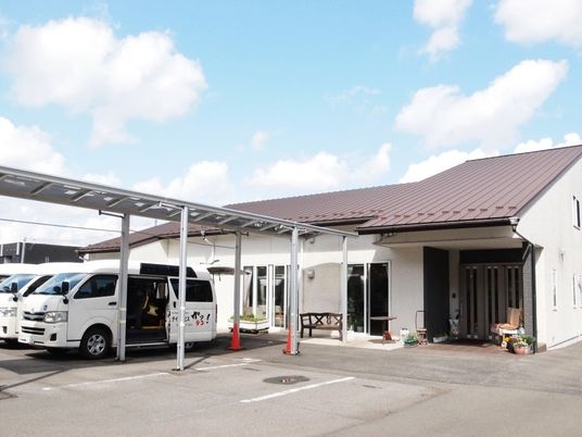送迎車が停まる外観  