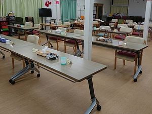 明るい食堂のテーブル  