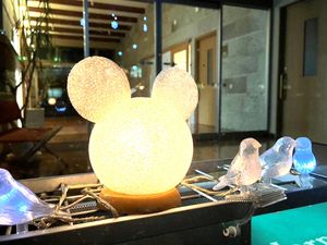 光る装飾のロビー  