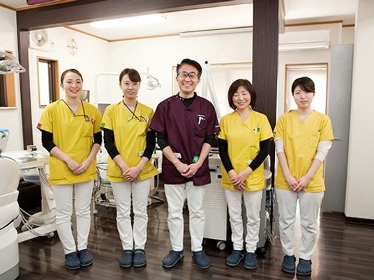 スタッフが並ぶ理美容室  