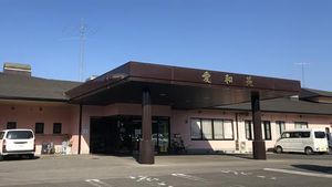広い駐車場の施設外観