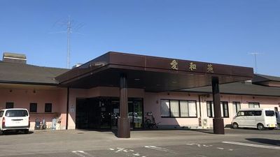 広い駐車場の施設外観