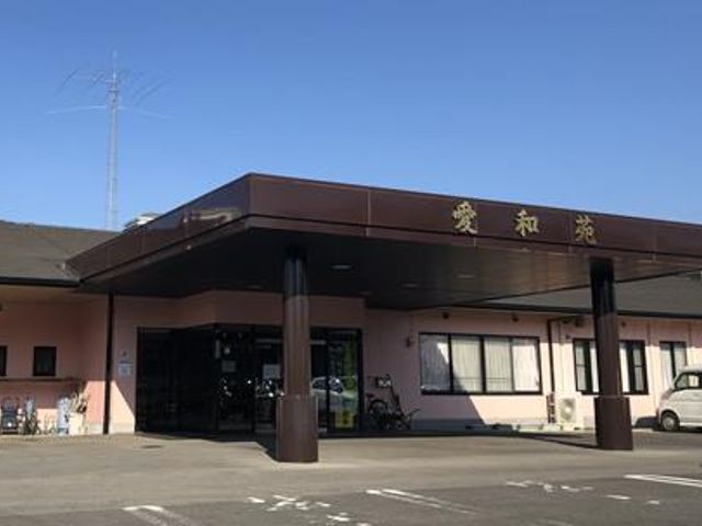 広い駐車場の施設外観 外観 広い駐車場が完備されており、訪問や通勤が便利です。施設は開放的な設計です。