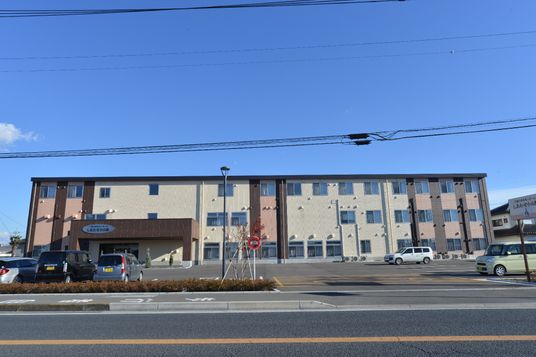 明るく広々とした建物外観