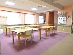 明るい採光のダイニングエリア