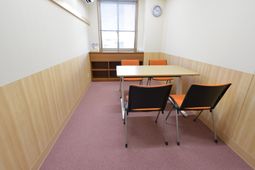 シンプルな居室の角部屋