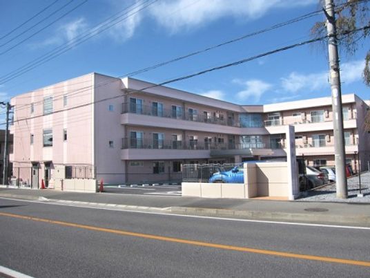 明るい外観の建物