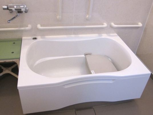 バリアフリー設計の浴槽