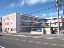 ピンク色の建物外観