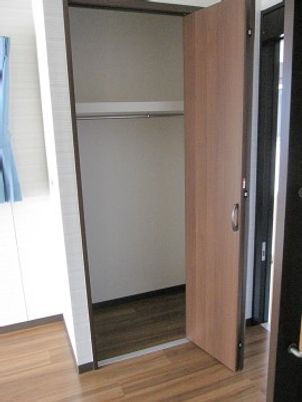 木目調の開いたクローゼット