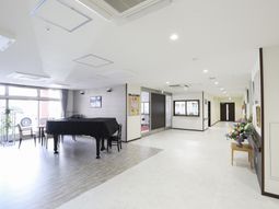 広々とした明るいロビー