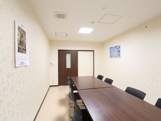 明るい会議室の内観