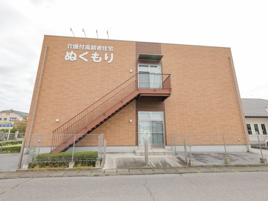 茶色い壁の建物外観
