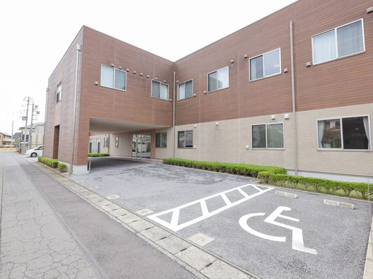 木目調の建物外観