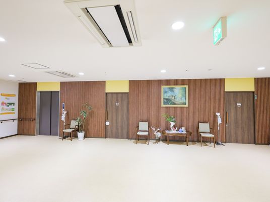 落ち着いた雰囲気の廊下