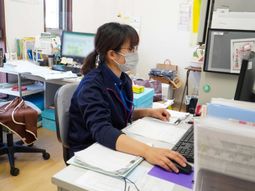 仕事に集中するスタッフ