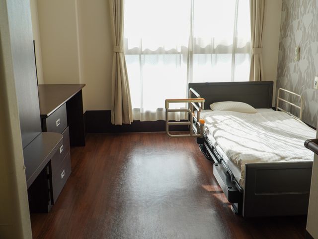 明るい個室の居室 居室 ゆとりある空間の個室です。窓からの自然光が入り、くつろぎの時間をお過ごしいただけます。