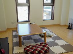 明るい和室の居間