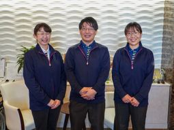 スタッフ3人とロビー