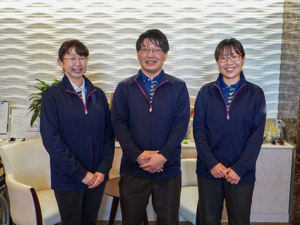 スタッフ3人とロビー