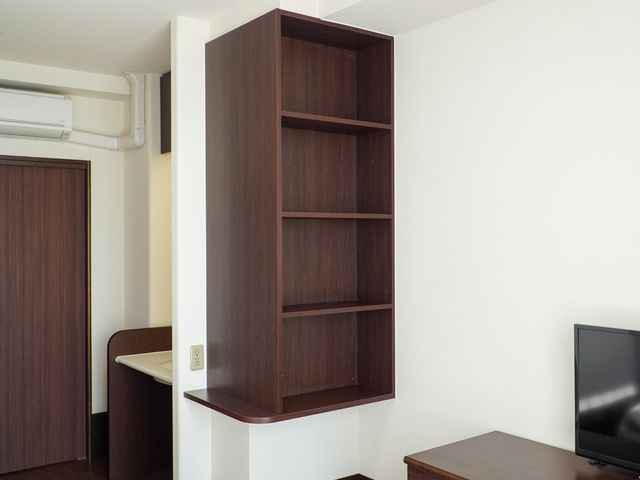 清潔感のあるシンプルな居室 居室 整然と配された家具が特徴の居室です。個々の生活スタイルに合わせた空間をご提供しています。