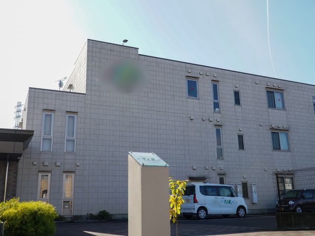 快適そうな施設外観 外観 青空の下に佇む明るい外観の施設です。清潔感あふれる環境でのお仕事に是非ご検討ください。