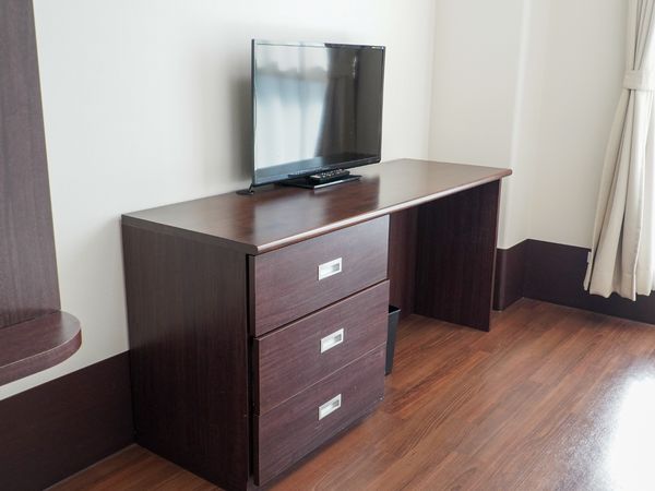 テレビと収納のある居室