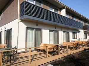 木製デッキのある外観  
