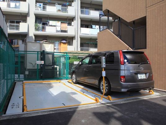 駐車場のある外観  