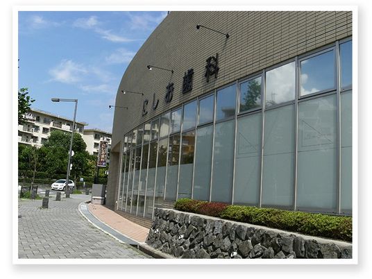 曲線的な外観の建物前  