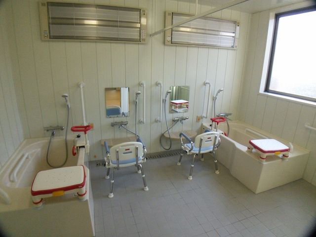 設備が整った浴室 浴室 明るく開放的な空間に、介助用の椅子が配置されており、使いやすさに配慮された作りです。