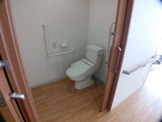 手すり付きのトイレ