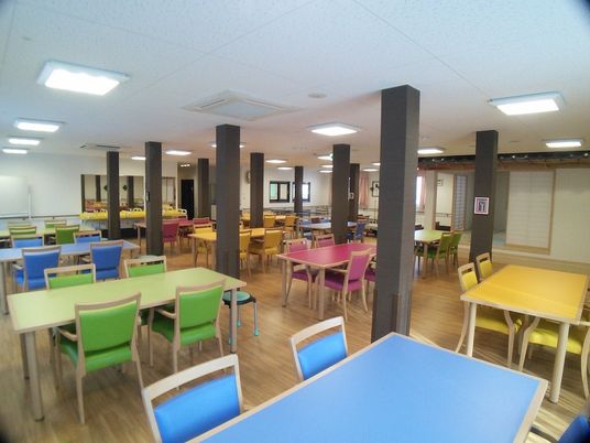 カラフルなテーブルの部屋