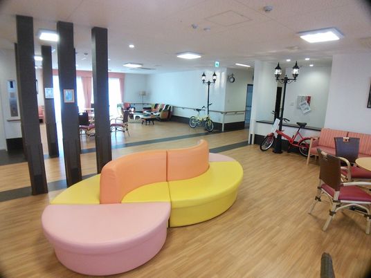 開放的なラウンジ