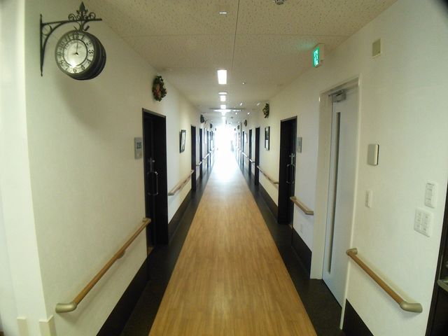 長い廊下 廊下 木目調の長い廊下が続いています。両側に手すりがあり、安全に配慮した設計です。