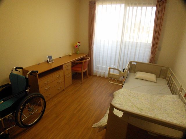 車椅子対応の居室 居室 明るい日差しが差し込む居室です。車椅子の方も快適に過ごせる広々としたスペースになっています。