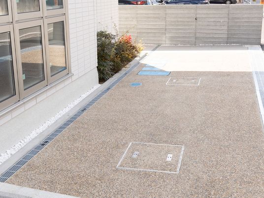 建物脇の通路  