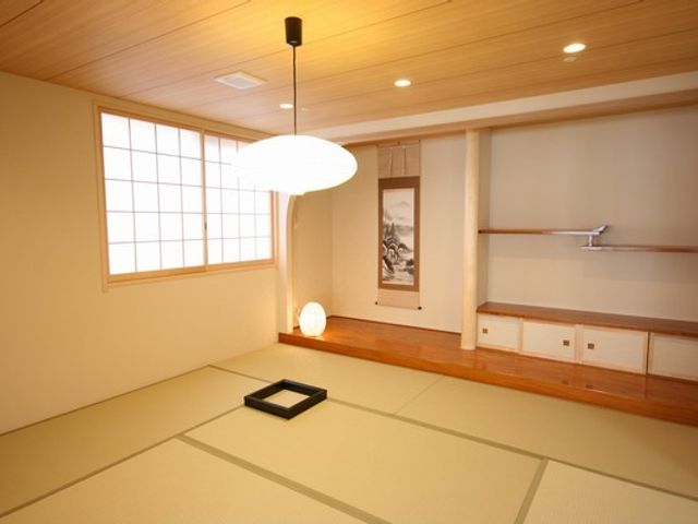 落ち着いた和の居室 和室 自然光が入る和の空間は、心地よい穏やかさを感じられます。畳の香りが落ち着きをもたらします。