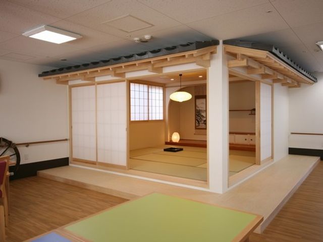 和の趣漂う和室 和室 柔らかな照明と自然素材が織りなす、落ち着いた和の空間です。心安らぐ時間を提供できる環境が整っています。