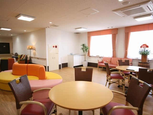 開放的な空間のリビング リビング 柔らかな光が差し込む、リラックスできるスペースです。コミュニケーションを楽しめます。