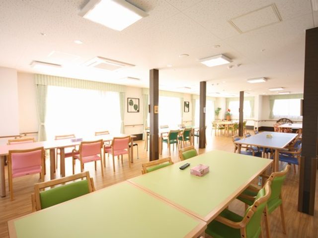 明るいダイニングルーム ダイニングルーム 広々とした空間で、自然光が差し込む明るい部屋です。リラックスして過ごせます。