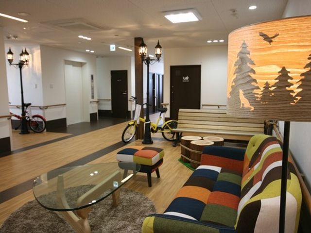 広々としたラウンジ ラウンジ 広々としたラウンジでは、色とりどりの家具が配置され、リラックスした時間を過ごせます。