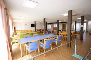 色とりどりの椅子が並ぶ部屋