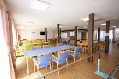 色とりどりの椅子が並ぶ部屋