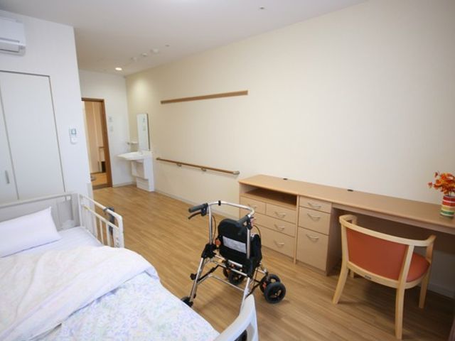 広々とした居室 居室 明るく広々とした居室には、車椅子でも移動しやすい設計が施されています。心地よい空間での業務を体験できます。