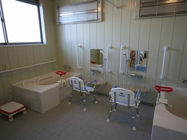 広々とした浴室 浴室 広々とした浴室は、車椅子対応の設備が整っています。快適に利用できるよう配慮されています。